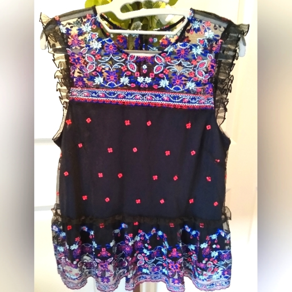 Short sleeve blouse with embroidery and ruffled details, great quality, size M.